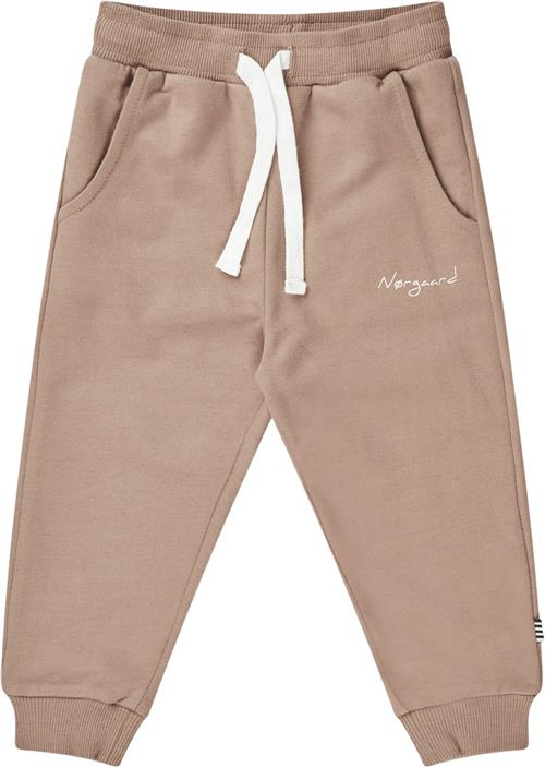 Se Mads Nørgaard - Copenhagen Soft Sweat Pavo Pants Str 6-9 mdr / 74 cm - Brun Bukser hos Magasin ved Magasin