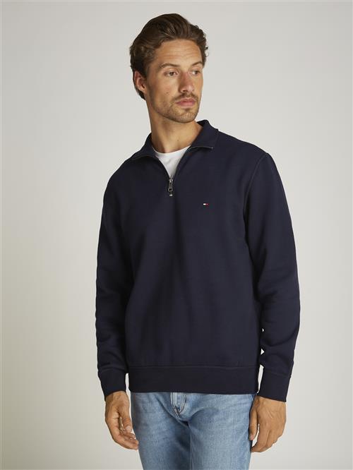 Se Tommy Hilfiger Essential Fleece 1/4 ZIP Mand Desert Sky Fleece Str L - hos Magasin ved Magasin