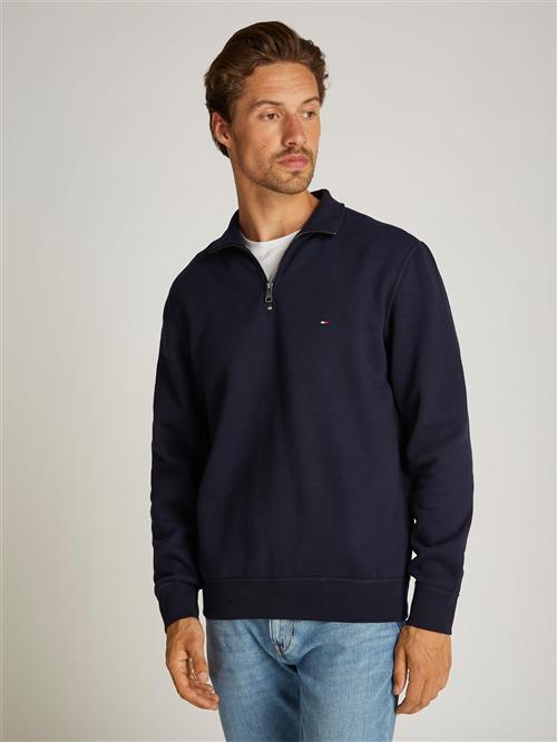 Se Tommy Hilfiger Essential Fleece 1/4 ZIP Mand Desert Sky Fleece Str M - hos Magasin ved Magasin