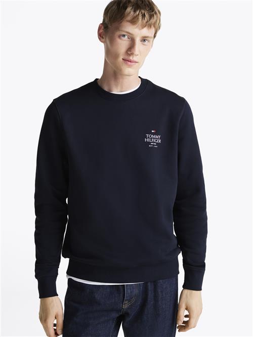 Se Tommy Hilfiger Hilfiger Stack Sweatshirt Mand Desert Sky Sweatshirts Str S - hos Magasin ved Magasin