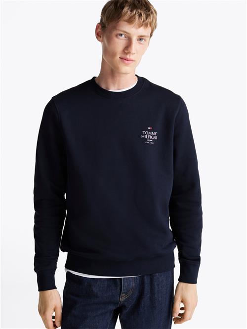 Se Tommy Hilfiger Hilfiger Stack Sweatshirt Mand Desert Sky Sweatshirts Str XXL - hos Magasin ved Magasin