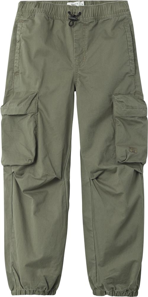 Se Name It Nkmben R Parachute TWI Pant 1900tf Str 140 - Dusty Olive Bukser hos Magasin ved Magasin