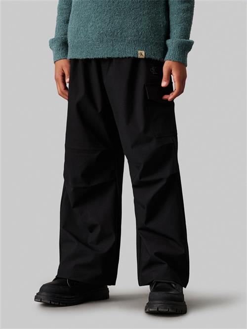 Se Calvin Klein DRY Knit Parachute Pants Str 8 - Ck Black Bukser hos Magasin ved Magasin