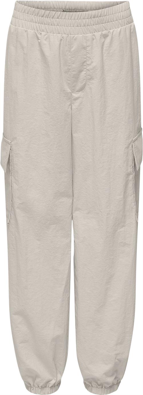 Se ONLY Kogecho Cargo Parachute Pant PNT Str 158 - Pumice Stone Bukser Denim hos Magasin ved Magasin