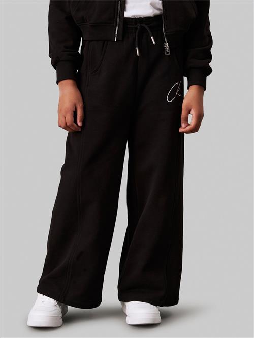 Calvin Klein CK Signage Wide Sweatpants Str 10 - Ck Black Bukser hos Magasin