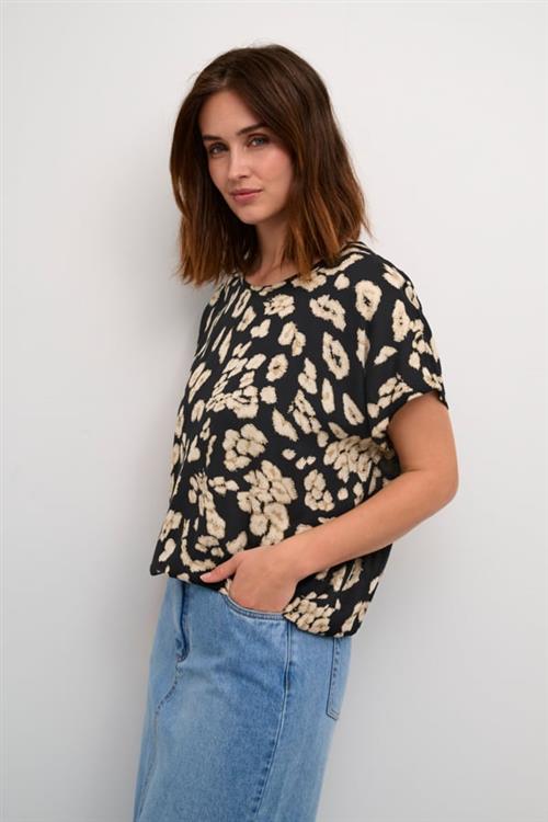 Kaffe Kabeathe Stanley Blouse Kvinde Black/sand Leo Print Kortærmede Bluser Str 36 - hos Magasin