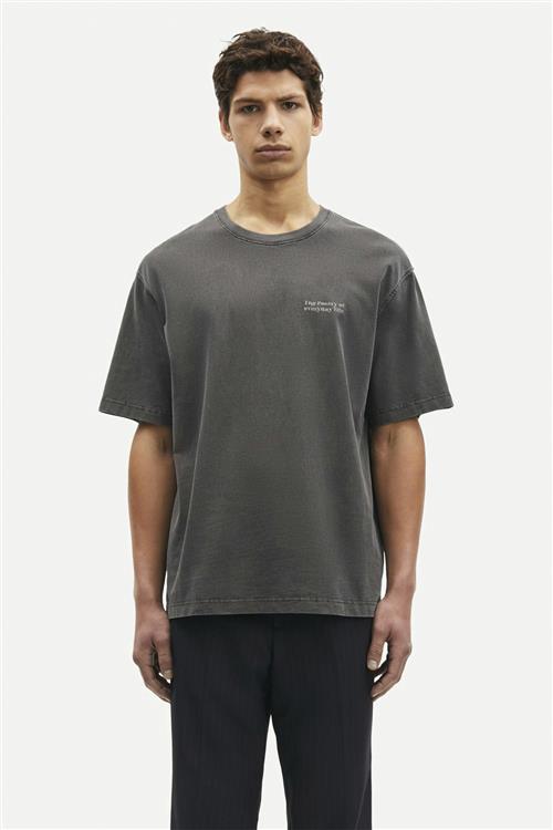 Se Samsøe Samsøe Sapoetry Tshirt 14508 Kvinde Black Zen Toppe Str XL - hos Magasin ved Magasin