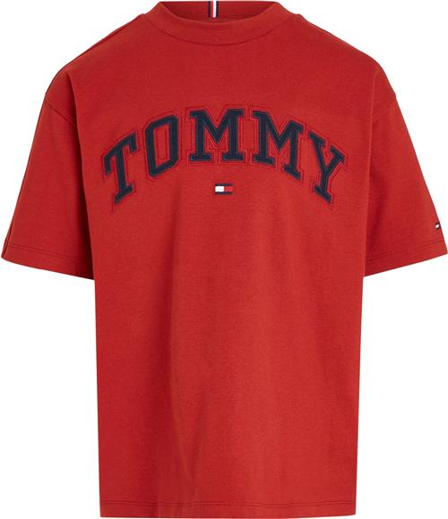 Tommy Hilfiger Varsity Embroidery TEE SS Str 5 år / 110 cm - Dark Magma Kortærmede T-shirts hos Magasin