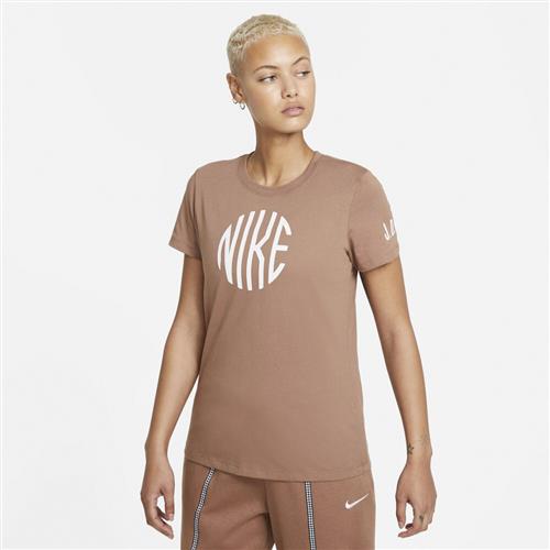 Se Nike Sportswear T Shirt S - Trænings T-shirts hos Magasin ved Magasin