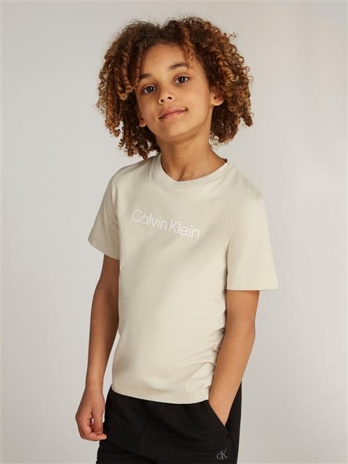 Calvin Klein Inst. Logo SS Tshirt Str 10 - Pelican Kortærmede T-shirts hos Magasin