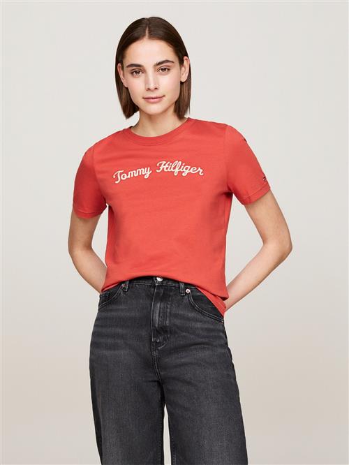 Se Tommy Hilfiger REG Script CNK SS Kvinde Terra Red Kortærmede T-shirts Str S - hos Magasin ved Magasin