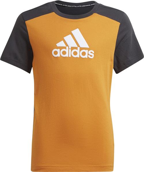 Se adidas Badge Of Sport Tshirt 152 - T-shirts hos Magasin ved Magasin