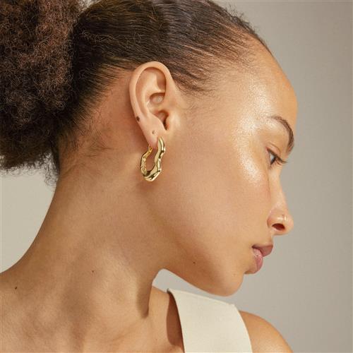 Se Pilgrim Loulia Recycled Wavy Earrings Goldplated one size - Creoler hos Magasin ved Magasin