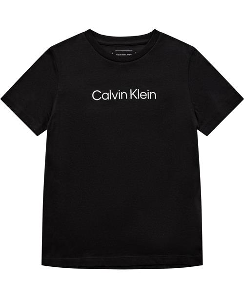 Calvin Klein Inst. Logo SS Tshirt Str 16 - Ck Black Kortærmede T-shirts hos Magasin