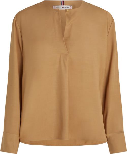 Se Tommy Hilfiger Fluid Viscose Vneck Rlxd Blouse Kvinde Classic Khaki Langærmede Bluser Str 40 - hos Magasin ved Magasin