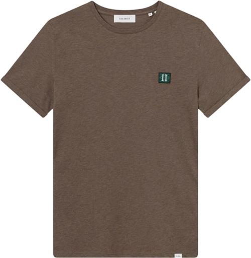 Se Les Deux Piece 2.0 Tshirt Mand Mountain Grey Melange/posy Green-pine Green Kortærmede T-shirts Str M - hos Magasin ved Magasin