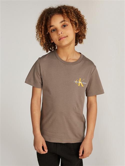 Se Calvin Klein Chest Monologo SS Tshirt Str 8 - Falcon Kortærmede T-shirts hos Magasin ved Magasin