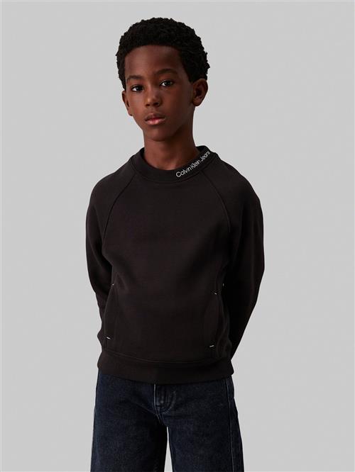 Se Calvin Klein Neck EMB. Fleece Crewneck Str 14 - Ck Black Sweatshirts hos Magasin ved Magasin