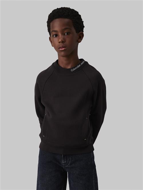 Calvin Klein Neck EMB. Fleece Crewneck Str 8 - Ck Black Sweatshirts hos Magasin