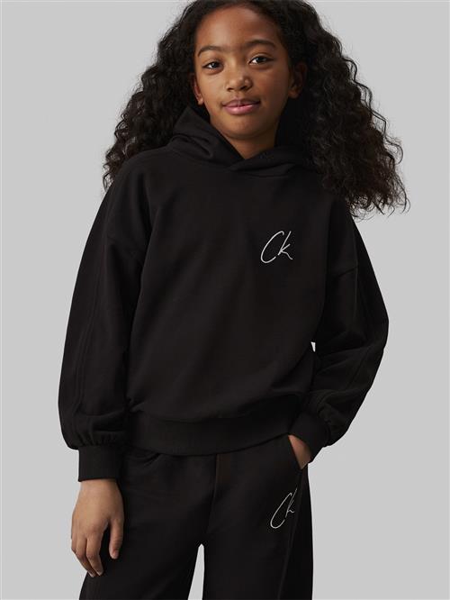 Se Calvin Klein CK Signage Comfort Hoodie Str 8 - Ck Black Sweatshirts hos Magasin ved Magasin