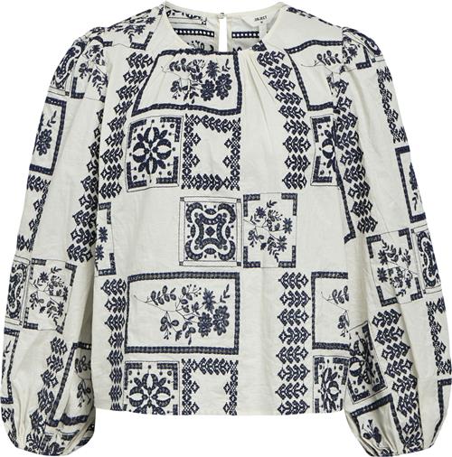 Se Object Objdicte LO L/S TOP CC1 AW Kvinde White Sand/sky Captain Embroidery Toppe Str 38 - hos Magasin ved Magasin