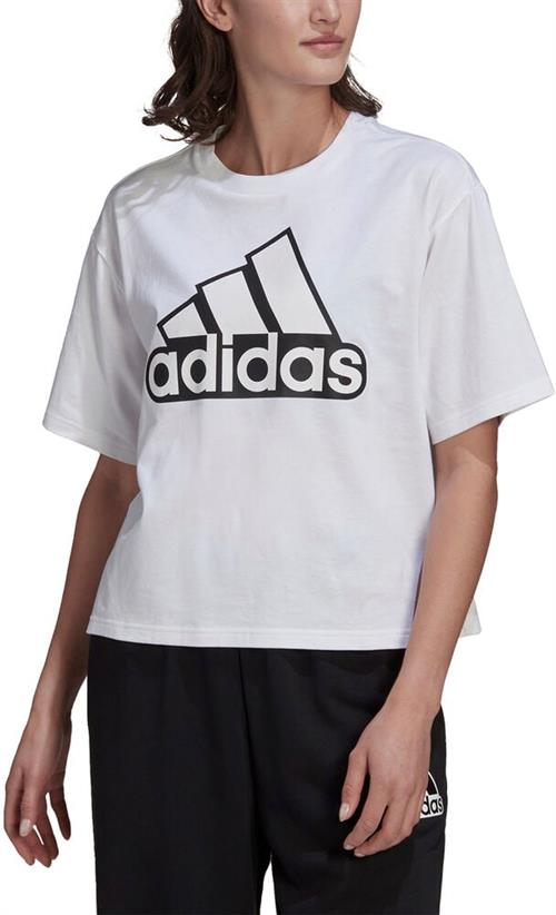 Se adidas Essentials Logo Boxy Tshirt S - Trænings T-shirts hos Magasin ved Magasin