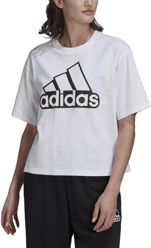 Se adidas Essentials Logo Boxy Tshirt M - Trænings T-shirts hos Magasin ved Magasin