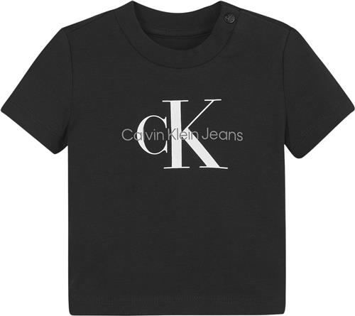 Se CK Kids Newborn Monogram SS Tshirt Str 74 - Beh Kortærmede T-shirts hos Magasin ved Magasin