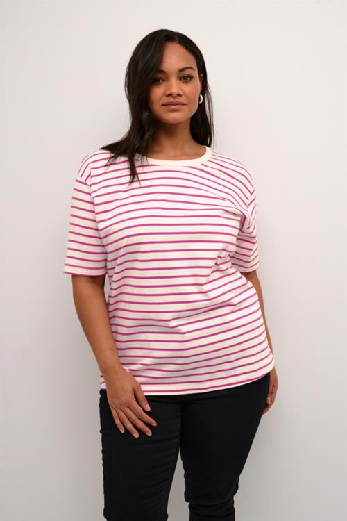 Se Kaffe Curve Kcwinni 1/2 Sleeve Tshirt Kvinde Ant. White/fuchsia Stripe Kortærmede T-shirts Str S - hos Magasin ved Magasin