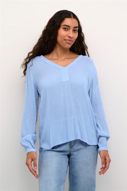 Se Kaffe Amber Blouse LS Kvinde Vista Blue Langærmede Bluser Str 40 - hos Magasin ved Magasin