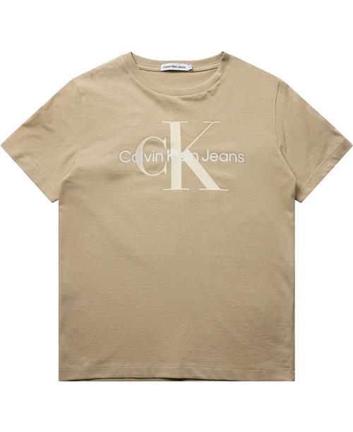 Se Calvin Klein CK Monogram SS Tshirt Str 8 år - Rae Kortærmede T-shirts hos Magasin ved Magasin