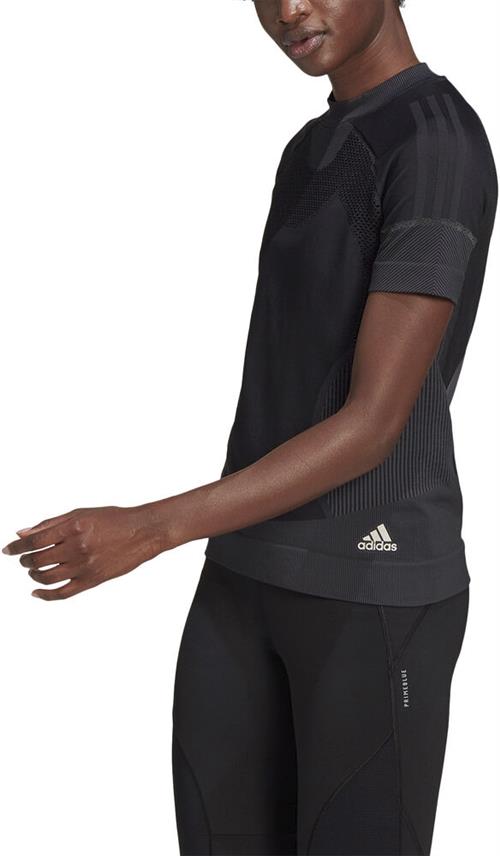 Se adidas Primeknit Tshirt S - Trænings T-shirts Polyester hos Magasin ved Magasin