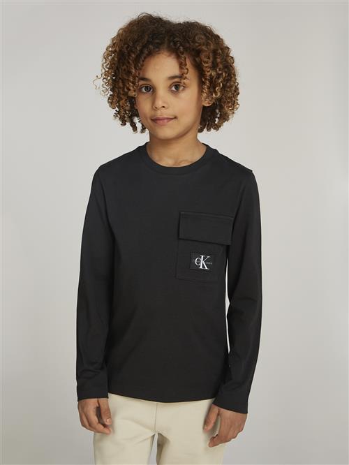 Se Calvin Klein Badge REG. LS Tshirt Str 10 - Ck Black Langærmede T-shirts hos Magasin ved Magasin