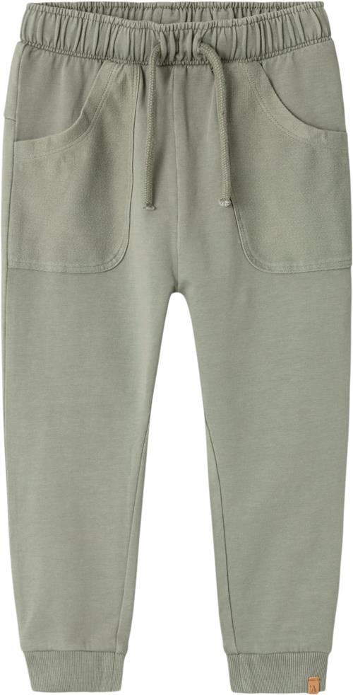 Lil' Atelier Nmmomads Nreg Sweat Pant LIL Str 92 - Seagrass Bukser Bomuld hos Magasin