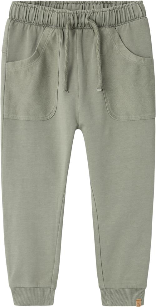 Se Lil' Atelier Nmmomads Nreg Sweat Pant LIL Str 116 - Seagrass Bukser Bomuld hos Magasin ved Magasin