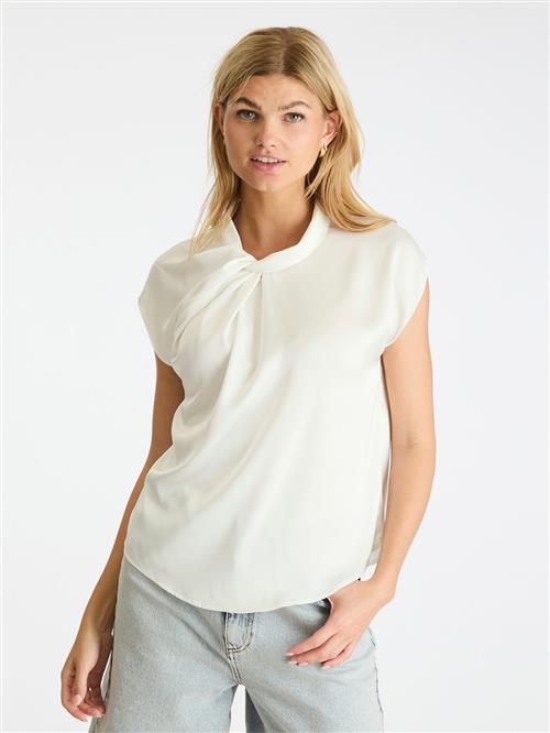 Se Neo Noir Fleur Drapy Satin Blouse Kvinde Off White Kortærmede Bluser Str 40 - hos Magasin ved Magasin