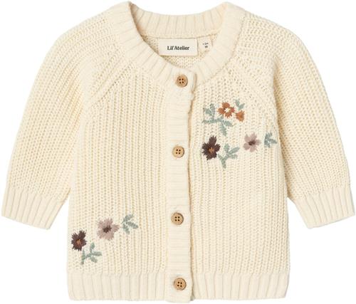 Se Lil' Atelier Nbfemlen EMB LS Knit Card LIL Str 62 - Birch Cardigans hos Magasin ved Magasin