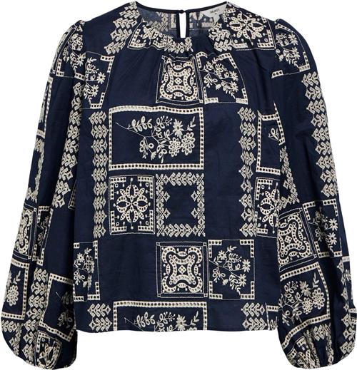 Se Object Objdicte LO L/S TOP CC1 AW Kvinde Sky Captain/white Sand Embroidery Toppe Str 36 - hos Magasin ved Magasin