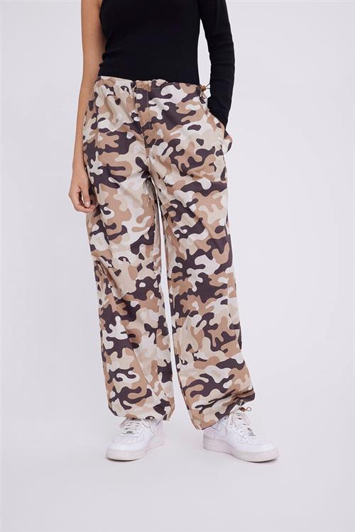 Envii Enrope Pants AOP 7038 Kvinde Desert Camo Cargo Bukser Str XS - hos Magasin