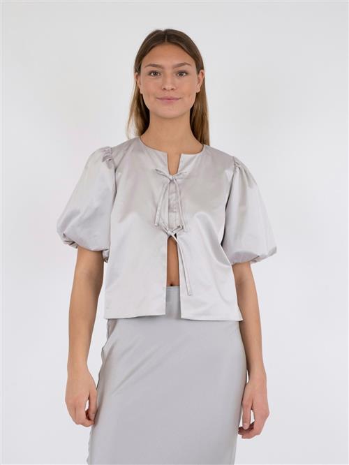 Se Neo Noir Aska Dull Satin Blouse Kvinde Light Grey Kortærmede Bluser Str 40 - hos Magasin ved Magasin