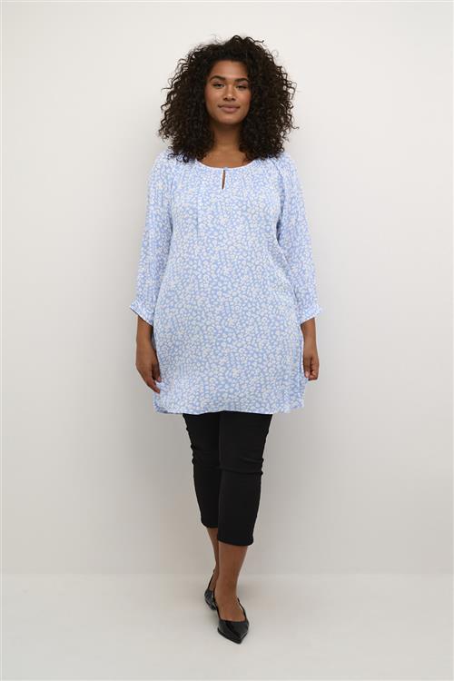 Kaffe Curve Kcami Tunic 3/4 Printed Kvinde Vista Blue / Chalk Flower Tunikaer Str 44 - hos Magasin