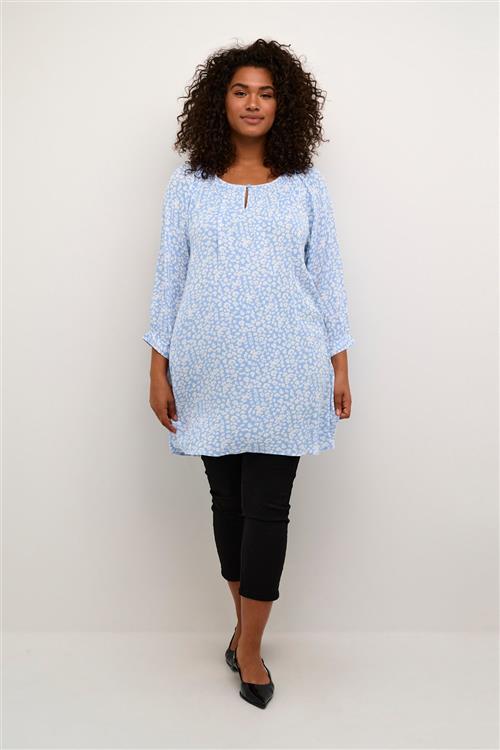 Se Kaffe Curve Kcami Tunic 3/4 Printed Kvinde Vista Blue / Chalk Flower Tunikaer Str 50 - hos Magasin ved Magasin