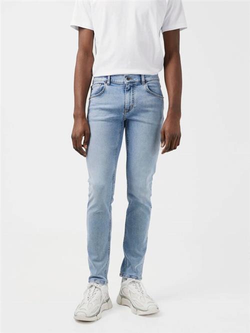 Se J. Lindeberg Jay Active Light Indigo Jeans Mand Light Blue Jeans Str W34 / L34 - hos Magasin ved Magasin