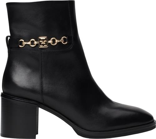 Se Tommy Hilfiger TH Chain Leather MID Heel Bootie Kvinde Black Sneakers Str 39 - hos Magasin ved Magasin