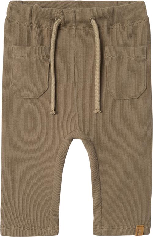 Se Lil' Atelier Nbmhalli Nreg Pant LIL Str 80 - Sepia Tint Bukser hos Magasin ved Magasin