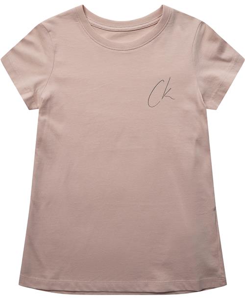 Se Calvin Klein CK Signage Slim SS Tshirt Str 12 - Peach Whip Kortærmede T-shirts hos Magasin ved Magasin