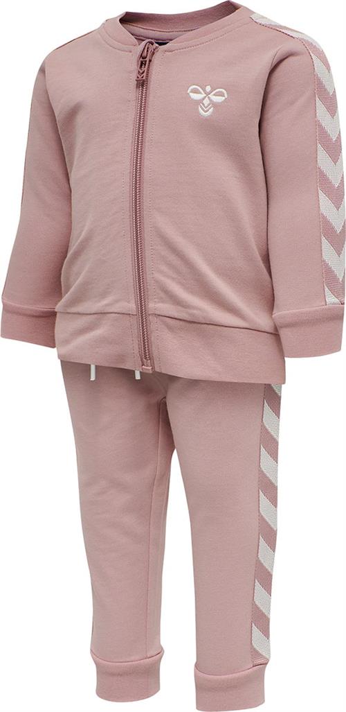 Se Hummel Hmlbille Tracksuit Str 4 år / 104 cm - Rosa Sweatshirts Bomuld hos Magasin ved Magasin