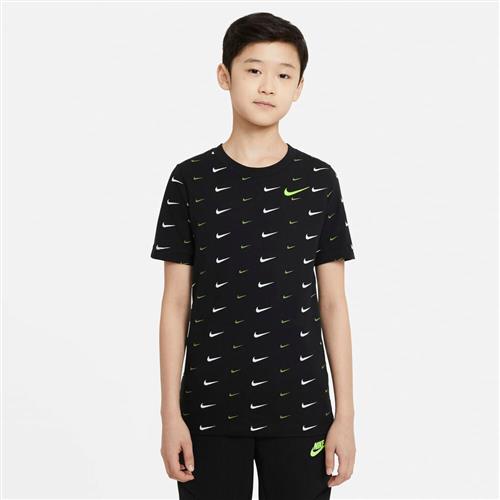 Se Nike Sportswear T Shirt 122-128 / XS - T-shirts hos Magasin ved Magasin