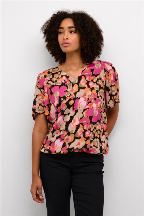 Se Kaffe Kalaila Blouse Kvinde Pink Melon Blurry Flower Kortærmede Bluser Str 46 - hos Magasin ved Magasin