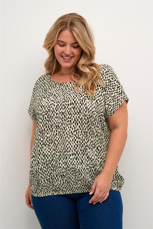 Se Kaffe Curve Kcjenny Top Kvinde Turtledove/black Graphic Dot Toppe Str 52 - hos Magasin ved Magasin